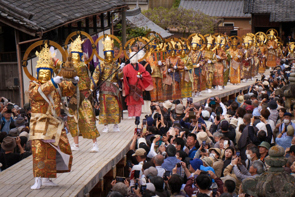 春の大和路に響く和讃—當麻寺練供養会式—